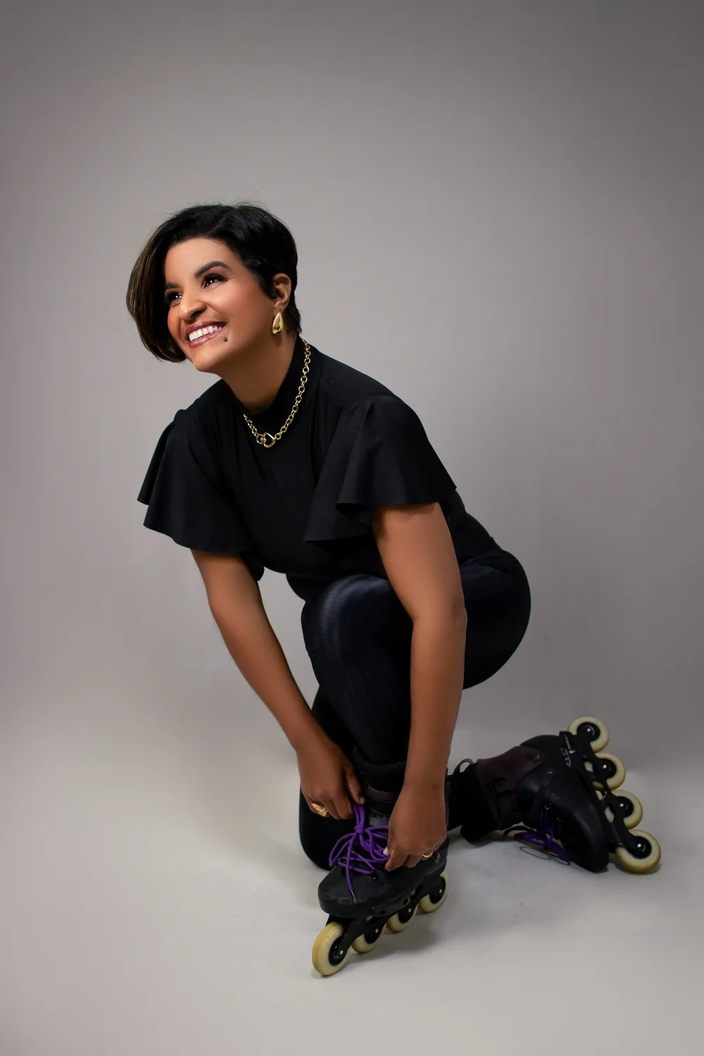 Lidiane ajoelhada sobre os patins