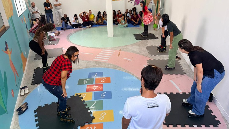 Participantes de uma atividade de patinação terapêutica na APAE Salvador
