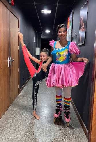 Lidiane e sua filha nos bastidores do Teatro Cidade do Saber
