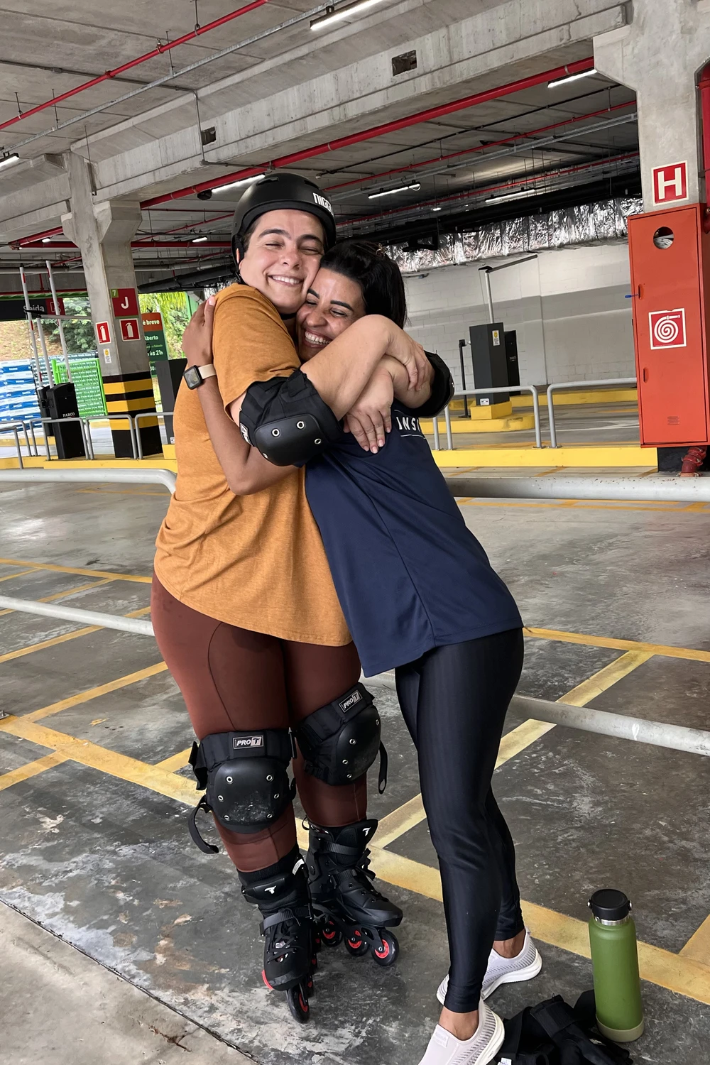 Lidiane acolhendo uma aluna após uma experiência de patinação