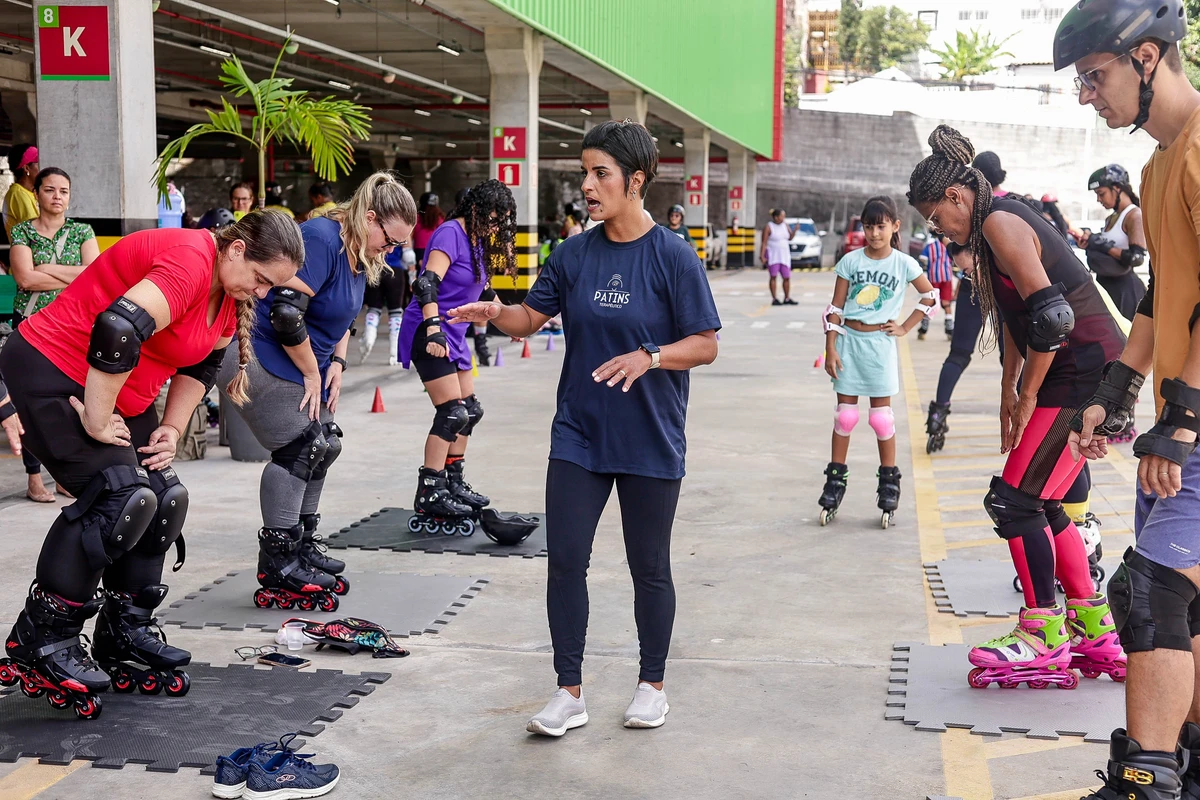 Lidiane orientando um grupo durante uma aula de patinação